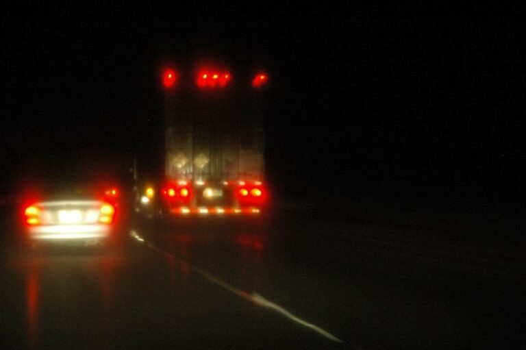 How a Tanker Fleet is Using Unorthodox Trailer Lighting to Fight Rear-End Collisions – Trailer Talk